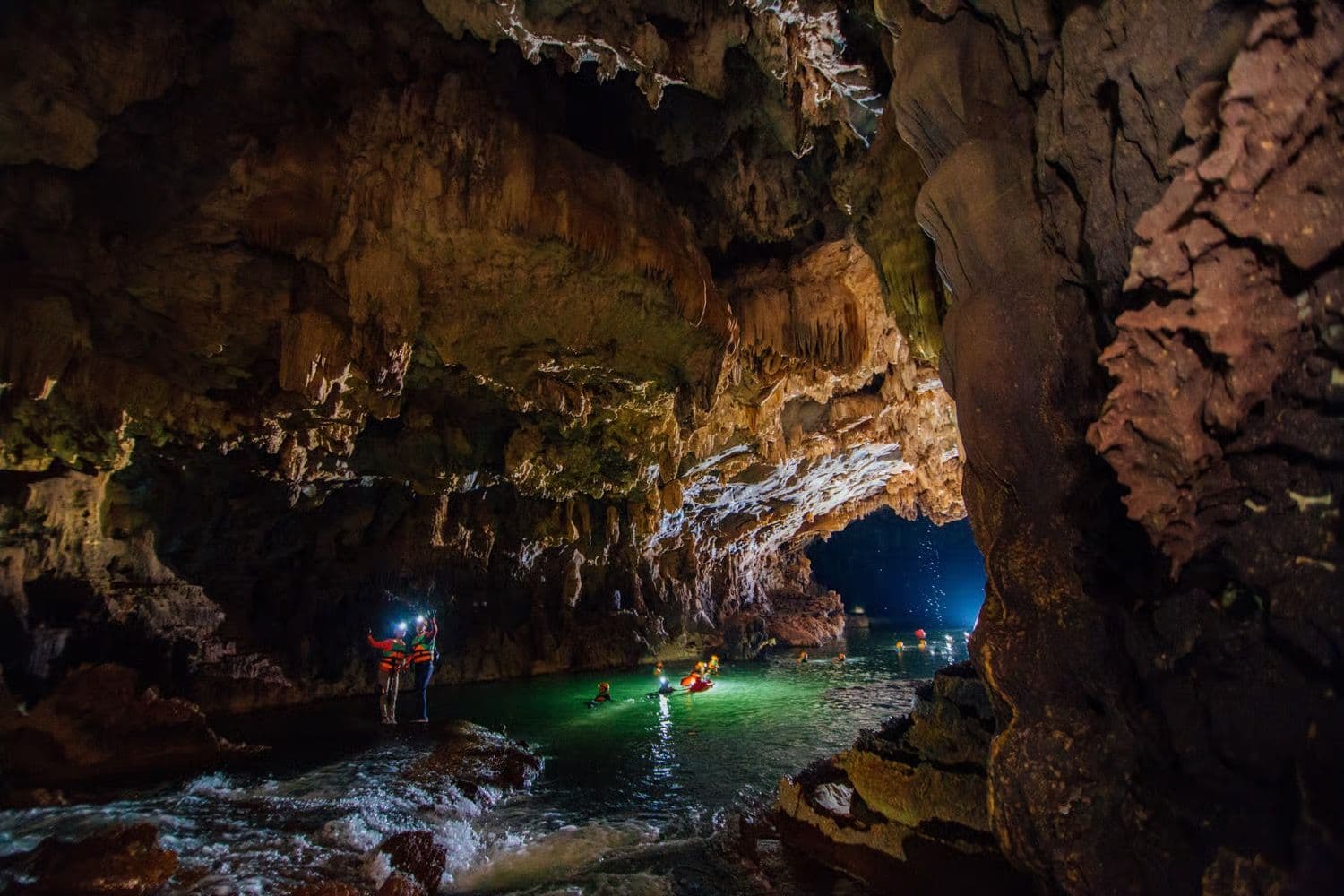 Hang Tien cave, turquoise water